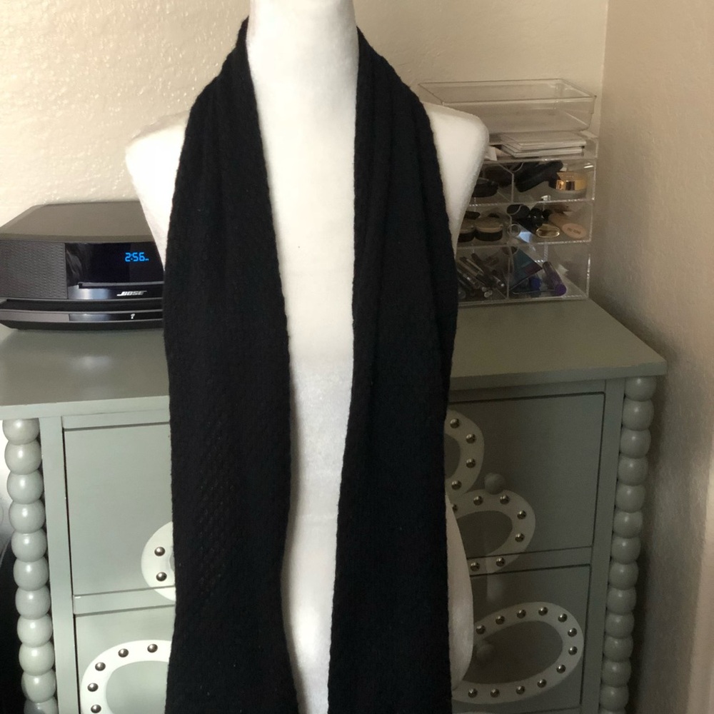Like New Black Knit Scarf